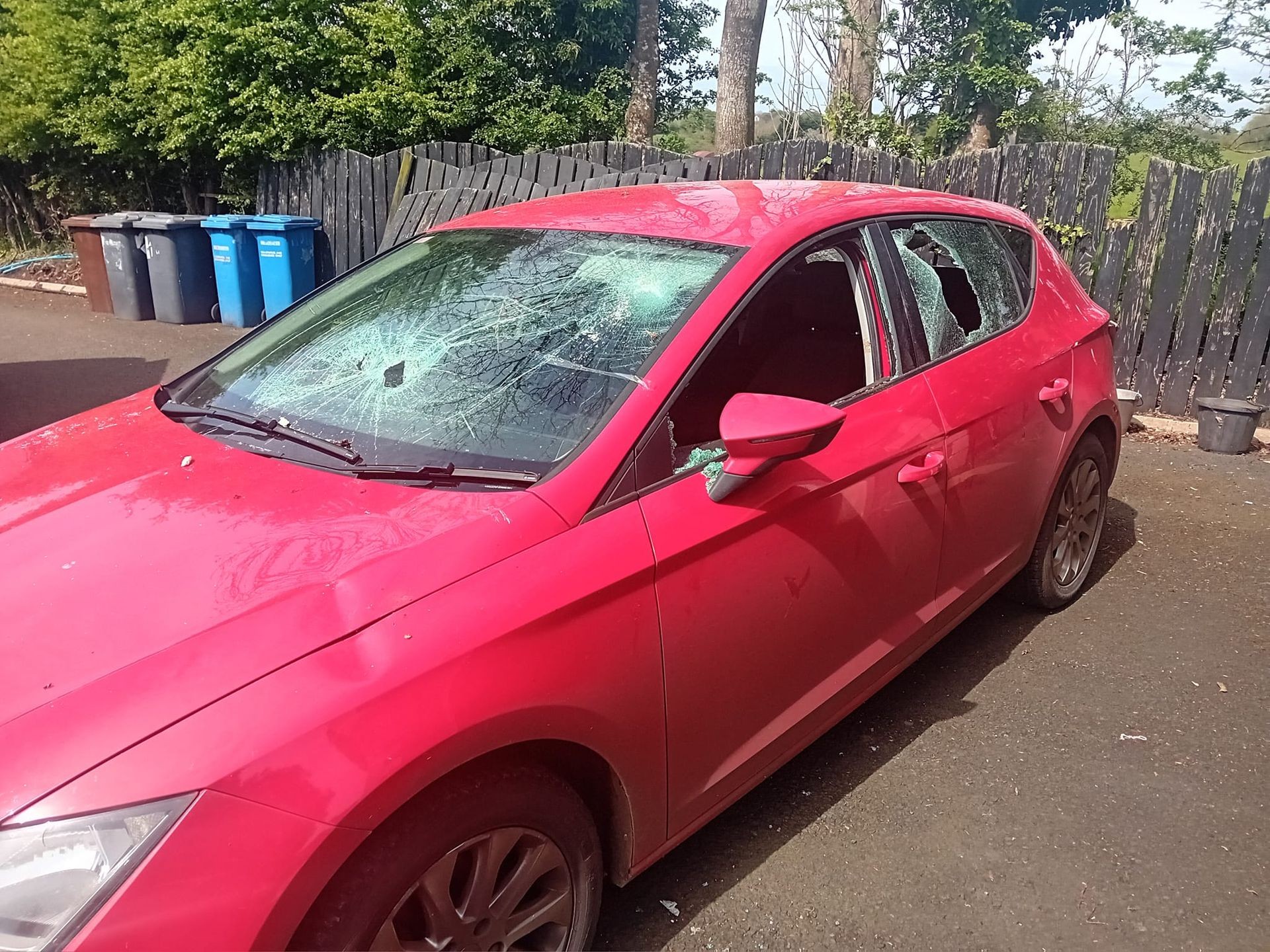 Seat leon broken windscreen and doork glass back window smashed 